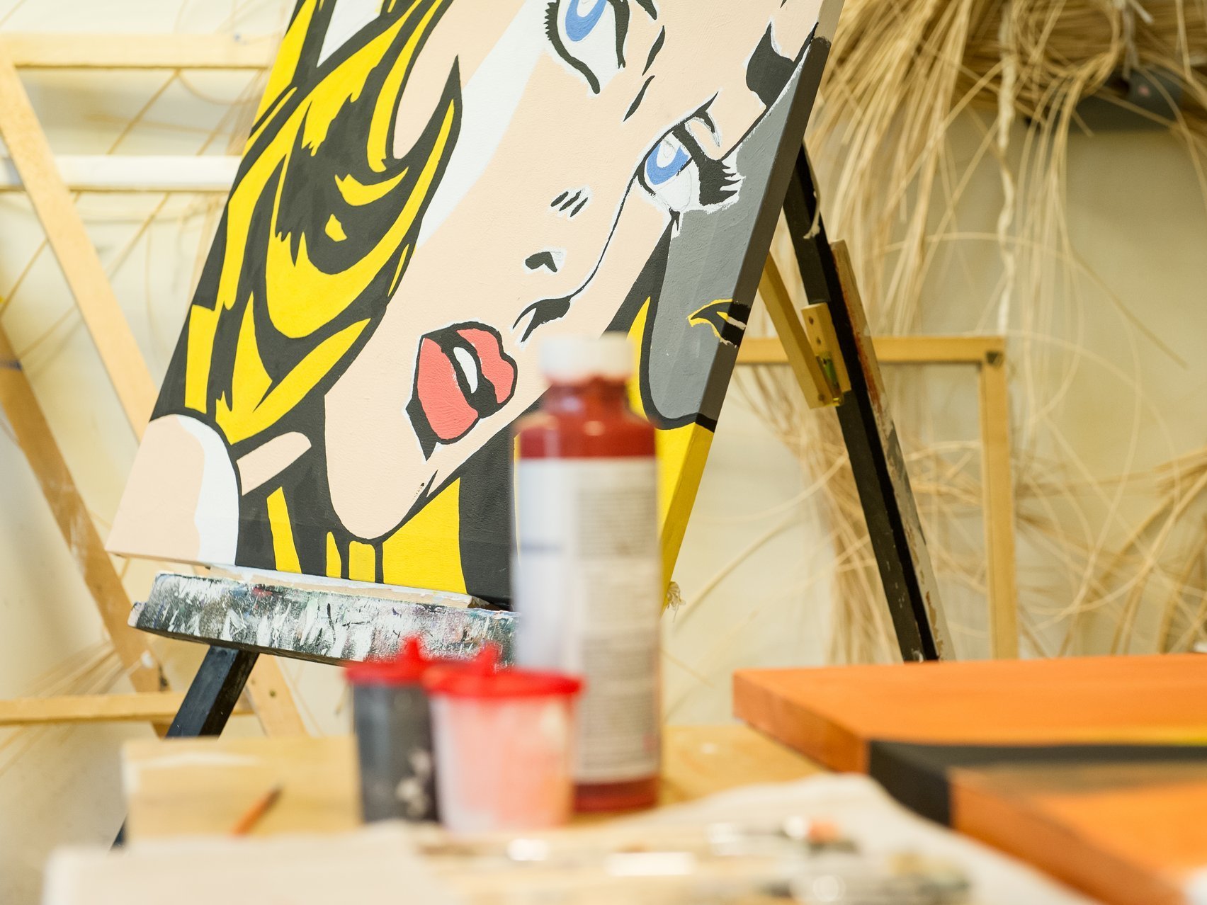 Nahaufnahme in der Kreativwerkstatt: Staffelei mit Pop-Art-Gemälde darauf