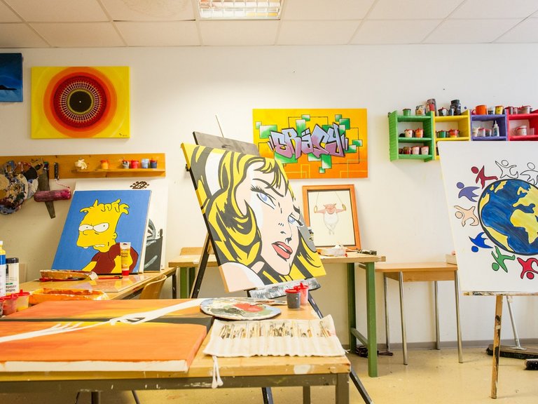 Kreativ-Werkstatt: Viele moderne Bilder zeigen Pop-Art Bart Simpson oder Schriftzeichen