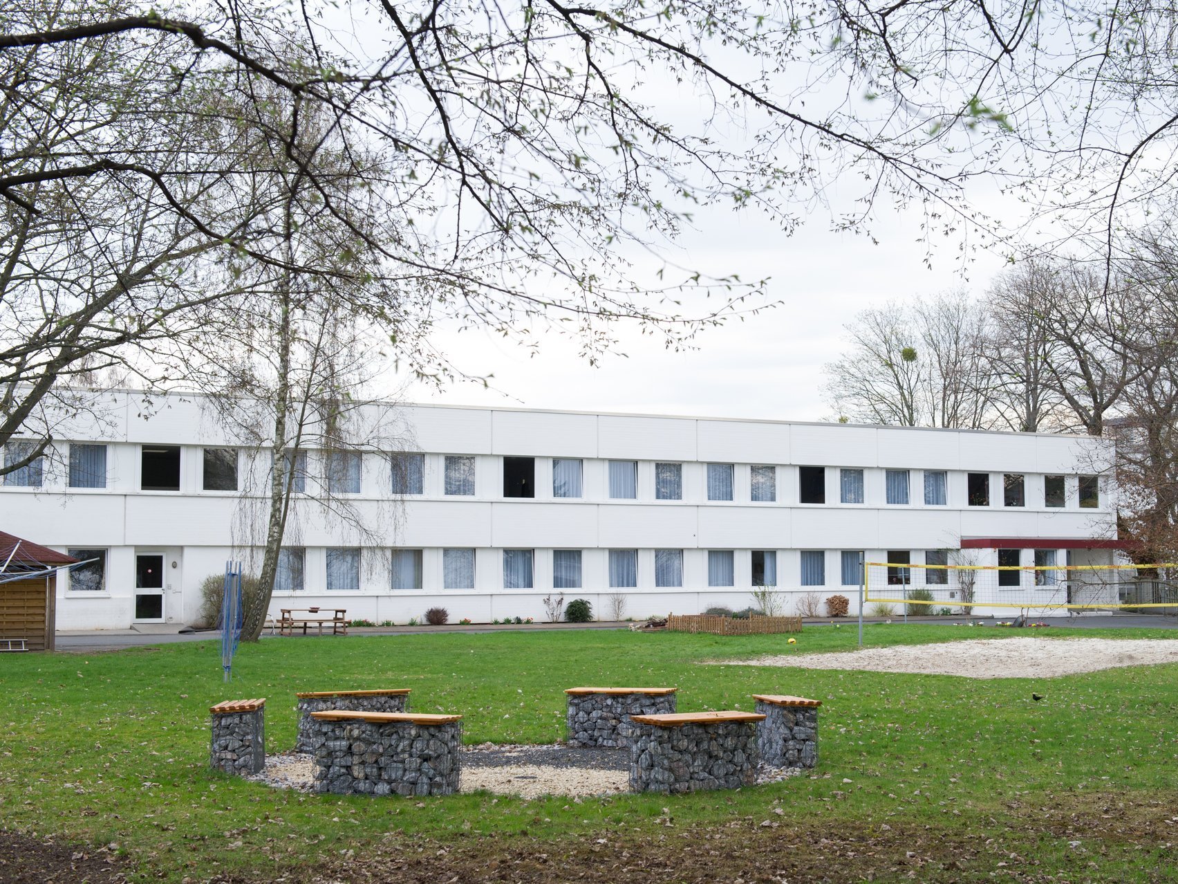 Aussenaufnahme der Suchthilfe mit großem Garten und Volleyball-Anlage