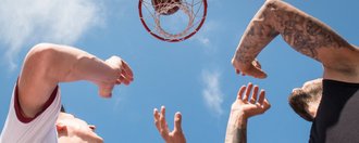 Zwei Männer spielen Basketball