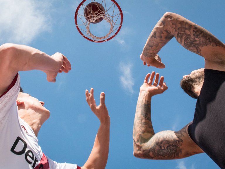 Zwei Männer spielen Basketball