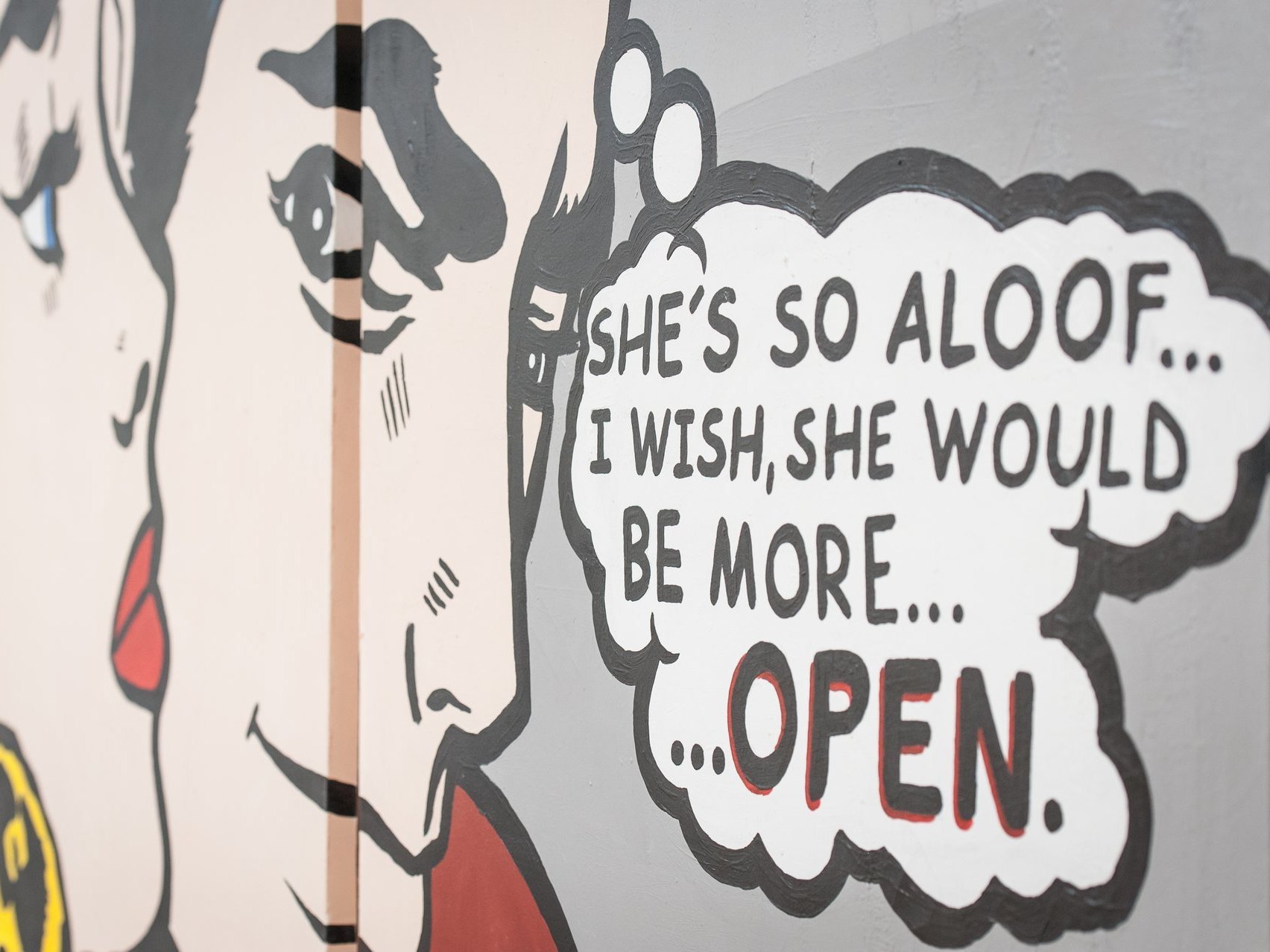 Popart mit Sprechblase: "SHE'S SO ALOOF... I WISH, SHE WOULD BE MORE... OPEN.