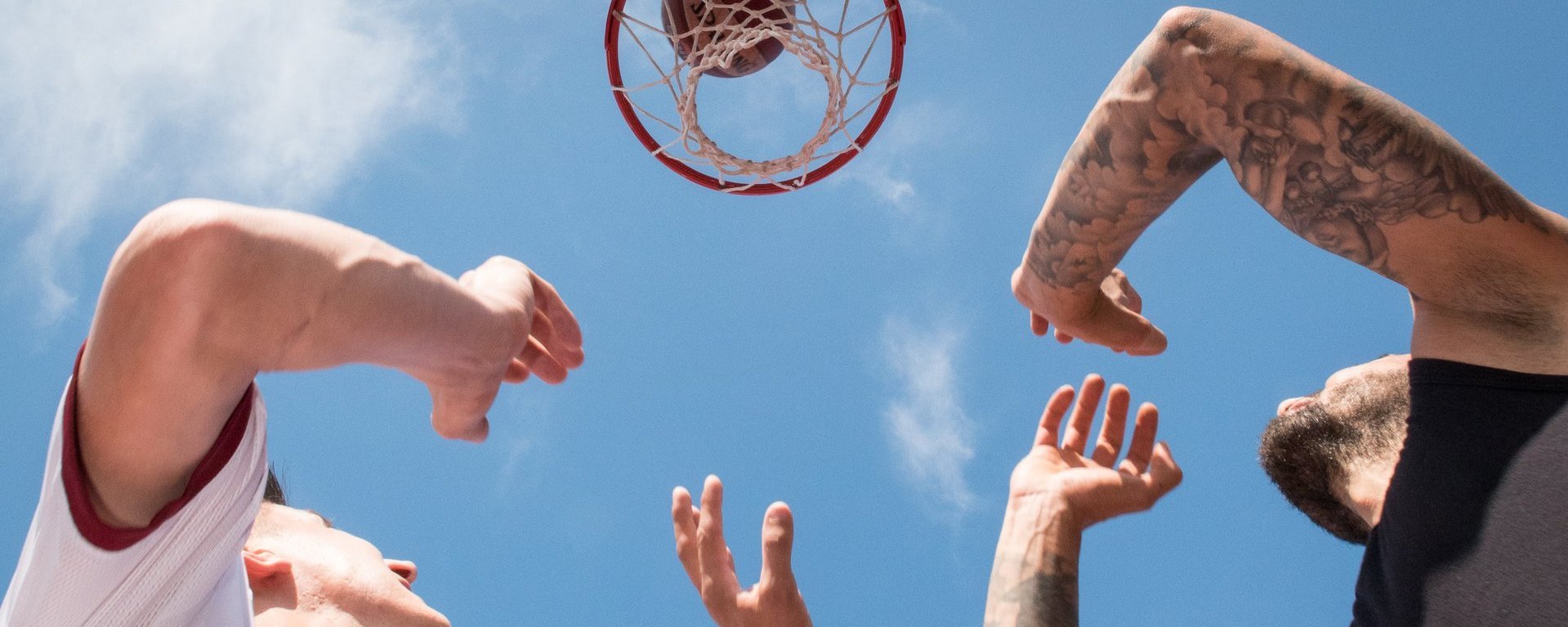 Zwei Männer spielen Basketball